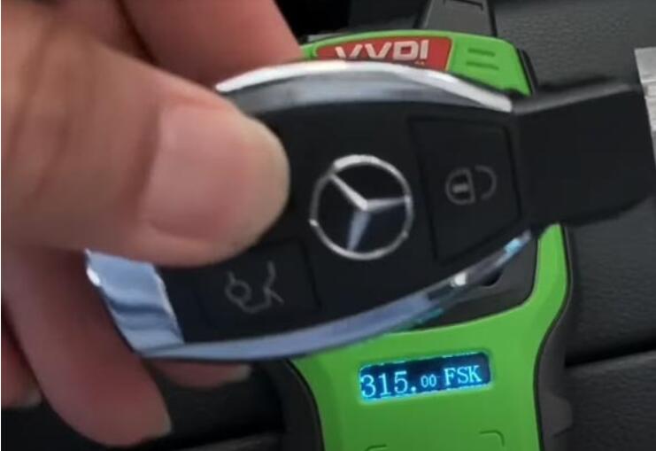 2012-Benz-E350-W212-Add-New-Smart-Key-by-Autel-IM508-4