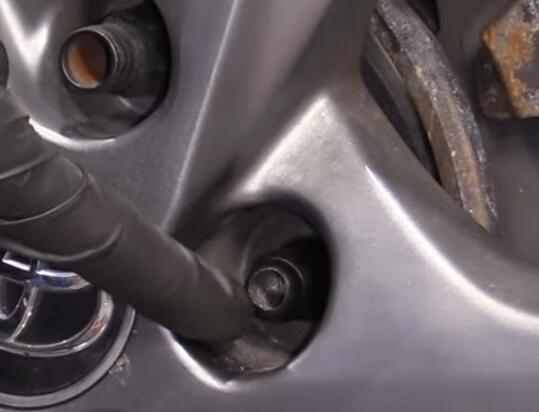 How-to-Remove-a-Locking-Lug-Nut-Without-the-Key-6